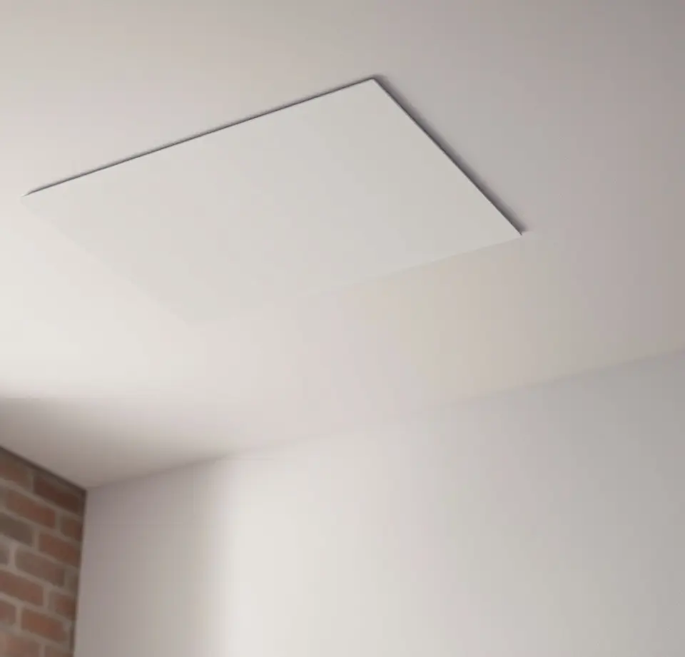 Plat wit infraroodpaneel aan een wit plafond, van onderaf gezien