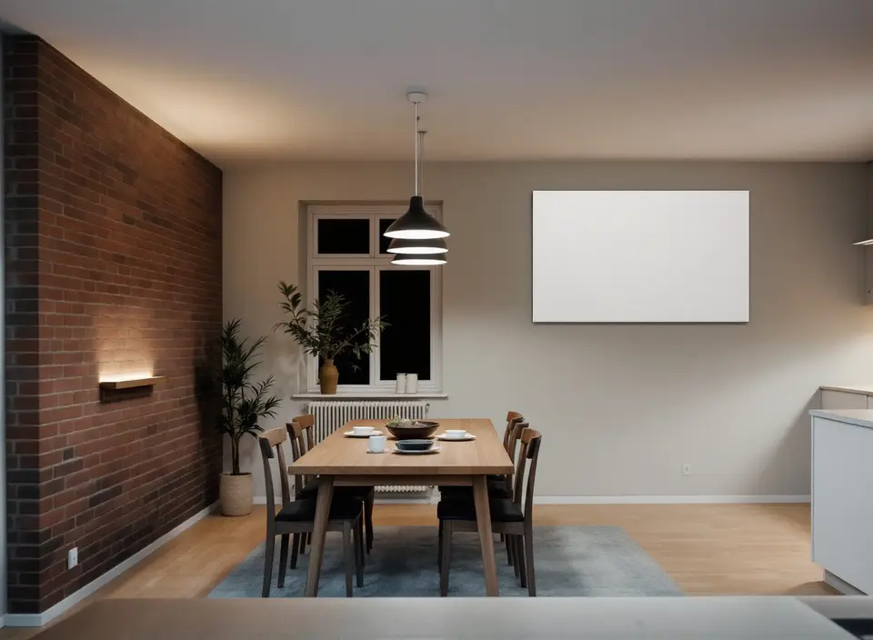 Eetkamer met een houten tafel, een hanglamp en een plat wit paneel aan de muur, op een winteravond